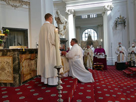 Diakonenweihe im Fuldaer Dom (Foto: Karl-Franz Thiede)